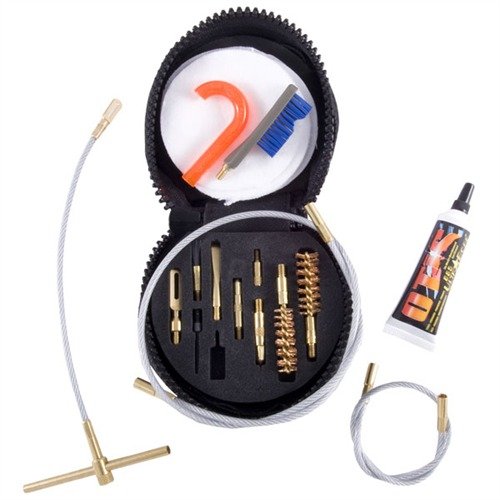 Le kit de nettoyage OTIS est compact et complet, idéal pour nettoyer toutes tes armes de poing avec des outils variés, y compris des brosses, des patchs et un nettoyant O85.