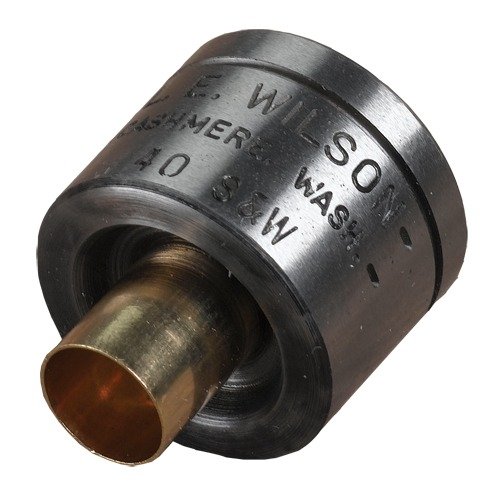 Les Wilson Trimmer Case Holders maintiennent les douilles carrées pour un usinage précis, parfaits pour le reaming, le deburring et le retrait de crimp militaire.