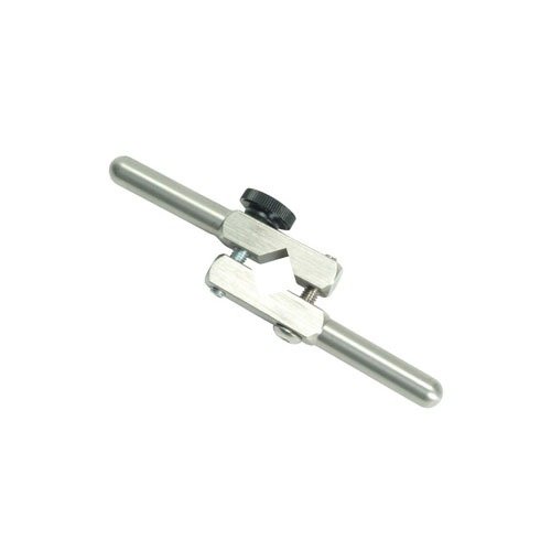 Le NECK TURNING HANDLE de Sinclair International est un accessoire indispensable pour améliorer la précision de tes douilles avec un confort optimal.