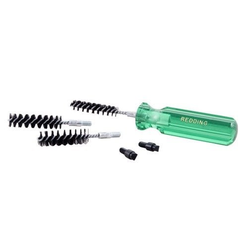 Ce kit de préparation de douilles Redding te permet de nettoyer facilement des douilles tirées avec ses brosses et outils pratiques pour un rechargement optimal.