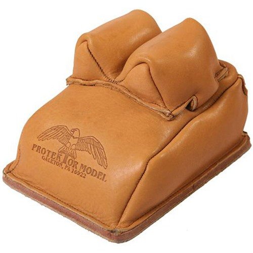 Les sacs arrière Bunny Ear Low Profile de PROTEKTOR sont en cuir, avec un fond épais et un design plus court pour s'adapter aux armes standard. Remplissage avec du sable requis.