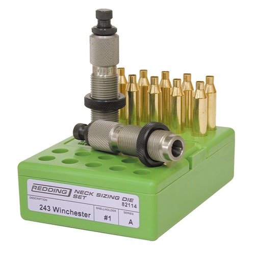 Le set de dies Redding pour le neck sizing 243 Win comprend deux dies : un pour le sizing avec un expandeur et un die de seating avec guide et crimp.