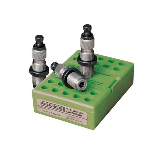 Le set de dies en carbure de titane de Redding te permet de redimensionner tes cartouches sans lubrifiant, offrant une surface lisse et durable pour un rechargement optimal.