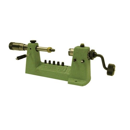 Le CASE TRIMMER W/ MICROMETER de Redding permet des réglages précis de longueur de douille, avec un cadre robuste et un chargement simplifié par bouton.