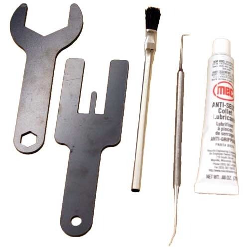 Le MEC Maintenance Kit contient tout ce qu'il te faut pour garder ton reloader MEC en parfait état : lubrifiant anti-grippage, pick, brosse, colonne spring lifter et clé de fermeture.