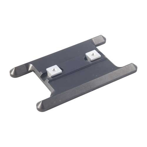L'adaptateur de forend Sinclair offre une surface stable pour le tir, avec une base en aluminium anodisé et des rails qui assurent un recul droit.