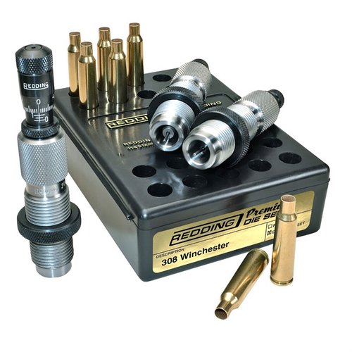 Le Premium Full Length Die Set 308 WIN de Redding offre une précision accrue grâce à un Carbide Size Button et un Bullet Seating Micrometer pour un rechargement optimal.