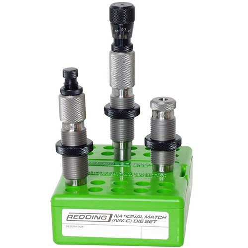 Le Redding National Match Die Set est parfait pour les tireurs sérieux : il inclut un Full Length Sizing Die, un Taper Crimp Die et un Competition Bullet Seater.