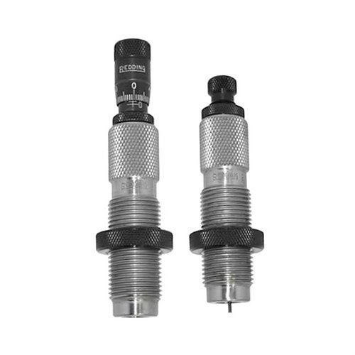 Le Premium Full Length Die Set 6.5 PRC de Redding offre une précision accrue grâce à son Carbide Size Button et son Bullet Seating Micrometer pour un rechargement optimal.