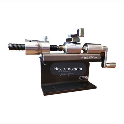 Le kit de trimmer Wilson te permet de couper des douilles de .17 à .45 avec précision grâce à son réglage micrométrique et son acier inoxydable durable.