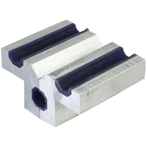 Les mâchoires en aluminium SCG AR-15/M16 ACCU-GRIP offrent une prise ferme sans endommager ton canon grâce à leur revêtement en polyuréthane.