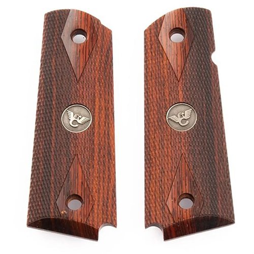Les grips en cocobolo de Wilson Combat offrent un design élégant avec un checkering 20 lpi, un logo en médaillon bronze et un ajustement parfait pour Govt./Commander.